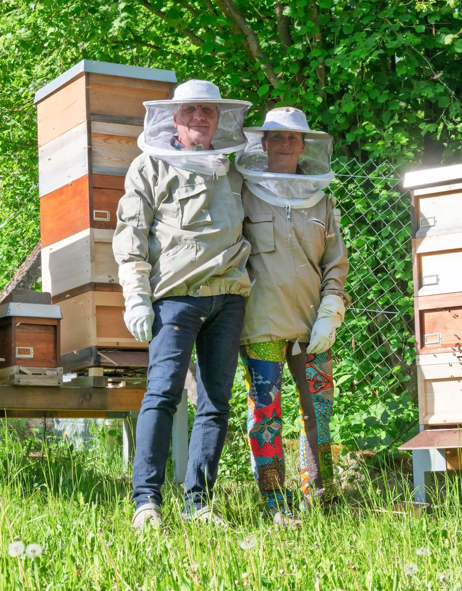 Die Hobbyimker Carsten Strietzel und Katja Reimann neben ihren Bienenvölkern